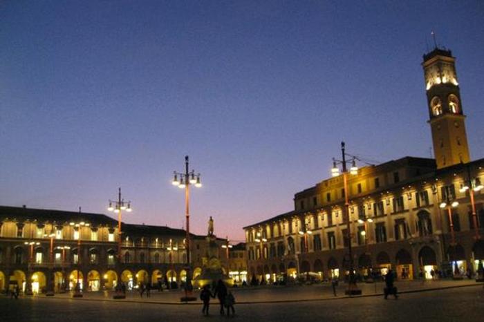 vista di piazza Saffi al tramonto
